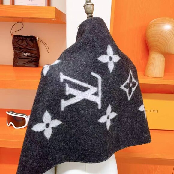LOUIS VUITTON Cold Reykjavik Scarf - Picture 8 of 9